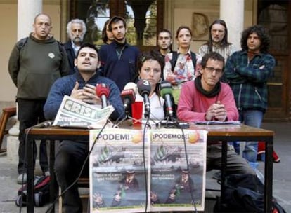 Enric Duran (i), acompañado de sus compañeros y de los miembros del Plan Caufec, durante la presentación de la revista alternativa 'Podemos'.