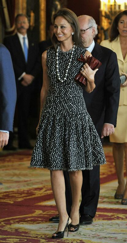 Isabel Preysler fue la otra reina de la fiesta. Escogió un traje negro y blanco conjuntado con un espectacular collar de perlas. La única nota de color eran su cartera y guantes