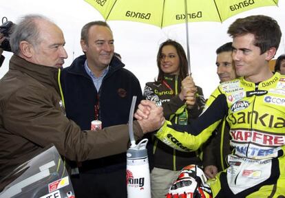 El presidente de Bankia, Rodrigo Rato, junto al presidente de la Generalitat Valenciana, Alberto Fabra y el piloto Nico Terol