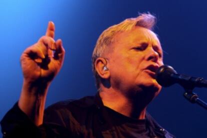 El cantante de la banda británica "New Order", Bernard Sumner.