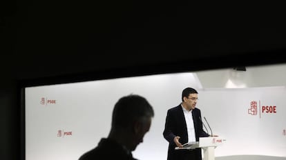 El portavoz de la gestora del PSOE, Mario Jim&eacute;nez, en una rueda de prensa.