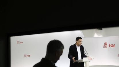 El portavoz de la gestora del PSOE, Mario Jiménez, en una rueda de prensa.