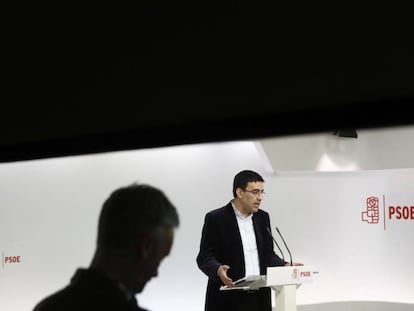 El portavoz de la gestora del PSOE, Mario Jim&eacute;nez, en una rueda de prensa.