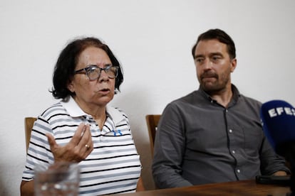 Eleonora Alfaro, madre de Ruth López, y Noah Bullock.