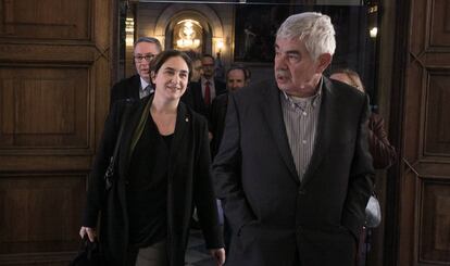 Ada Colau camina junto a Pasqual Maragall en una conferencia de 2016.