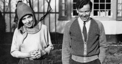 Karen Blixen y Thorkild Bjørnvig, a inicios de los años cincuenta.