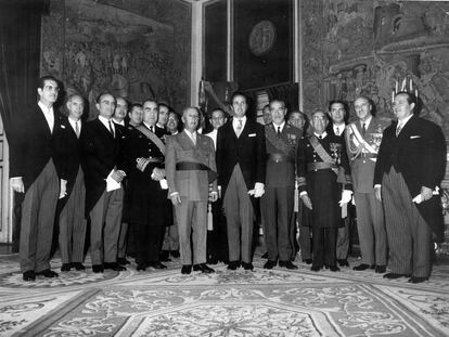 Jura del Gobierno franquista conocido como los "tecnócratas del Opus Dei", el 30 de octubre de 1969. En el centro, Franco junto al vicepresidente Carrero Blanco (a su derecha).