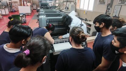 Alumnos y profesores en un aula del instituto de Formación Profesional Puerta Bonita (Carabanchel, Madrid), en octubre de 2020.