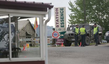 Militares y guardias civiles vigilan el paso fronterizo de Venta Berrouet, en Navarra.