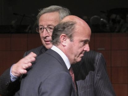 El presidente del Eurogrupo, Jean-Claude Juncker, y el ministro espa&ntilde;ol de Econom&iacute;a y Competitividad, Luis de Guindos, durante la reuni&oacute;n de los ministros de Finanzas de la UE