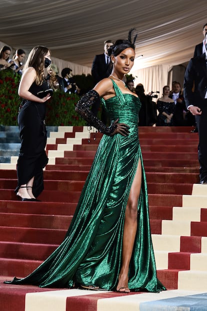 La modelo Jasmine Tookes, con un vestido verde metalizado y guantes transparentes con bordados, de Zuhair Murad.