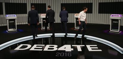 Los candidatos a la presidencia del Gobierno buscan sus atriles en el plató del Palacio de Congresos.