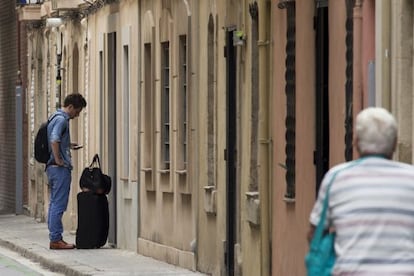 Un turista a la Barceloneta.