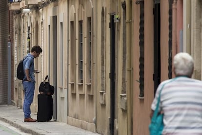 Un turista a la Barceloneta.