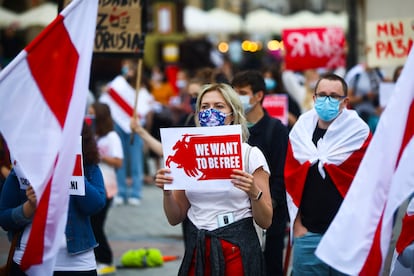 Una mujer con un cartel que reza “Queremos ser libres”, durante una concentración de apoyo a los manifestantes antigubernamentales detenidos estos días en Bielorrusia.