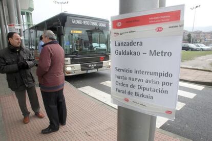 Un cartel anuncia la suspensión del servicio de lanzadera entre Galdakao y la pareda de Metro de Etxebarri.