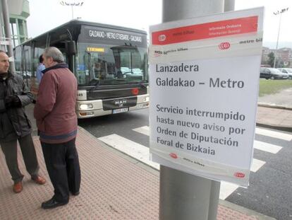Un cartel anuncia la suspensión del servicio de lanzadera entre Galdakao y la pareda de Metro de Etxebarri.