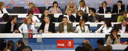 José Luis Rodríguez Zapatero, en elcentro, flanqueado por José Blanco y Leire Pajín, preside una reunión del Comité Federal del PSOE el pasado abril, en la que se decidió la candidatura a las elecciones europeas.