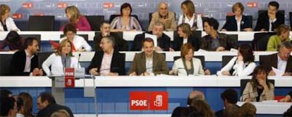 José Luis Rodríguez Zapatero, en elcentro, flanqueado por José Blanco y Leire Pajín, preside una reunión del Comité Federal del PSOE el pasado abril, en la que se decidió la candidatura a las elecciones europeas.