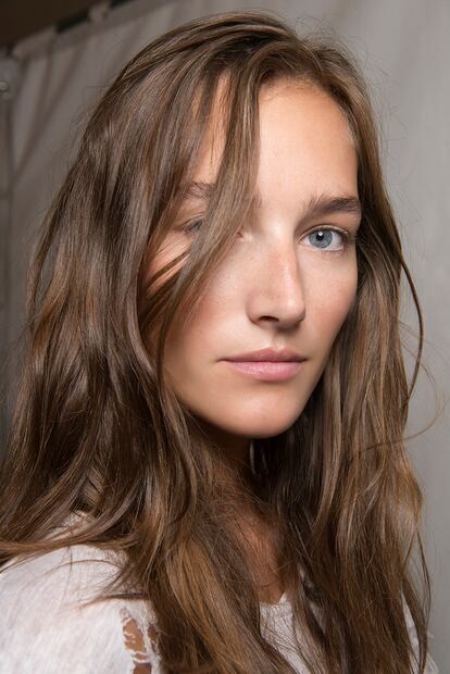 El efecto ondas de playa ha influido en numerosos diseñadores a la hora de plantear sus colecciones de verano. En la imagen, la modelo Josephine LeTutour, en el backstage de Isabel Marant en la primavera-verano de 2018.