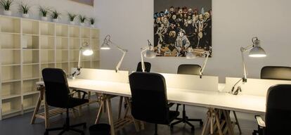 Cada puesto de trabajo consta de silla de oficina, flexo, papelera y archivador.