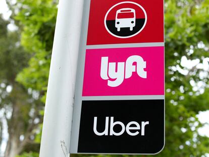 Un punto de recogida de los vehículos de Lyft y Uber en la Universidad de San Diego (California), en 2020.