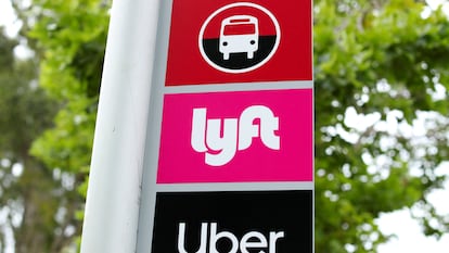 Un punto de recogida de los vehículos de Lyft y Uber en la Universidad de San Diego (California), en 2020.