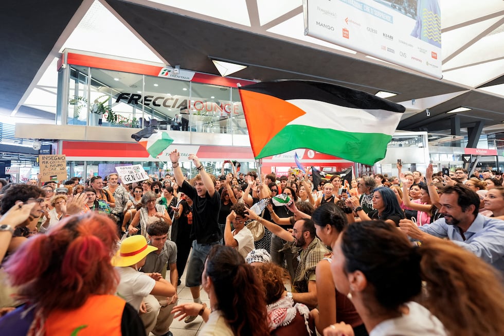 Manifestantes con banderas palestinas y pancartas, este lunes en la estación de trenes de Nápoles, en el sur de Italia, durante una huelga nacional en solidaridad con Gaza y pidiendo el cese de los envíos de armas a Israel.