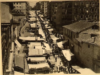 1929. La Ribera de Curtidores, sede del Rastro. En la zona abundaban los mataderos y mercados, y de hecho la carne era el principal bien que se vendía en ella hasta que a partir del siglo XVIII el lugar acoge también la venta de otros productos, que terminan desplazando los cárnicos.