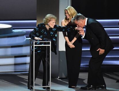 Betty White fue ovacionada por sus más de 80 años en televisión. En la imagen, White junto a Kate McKinnon y Alec Baldwin.