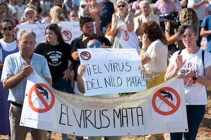 Concentración vecinal este lunes en La Puebla del Río para exigir a la Junta medidas contra el virus del Nilo.