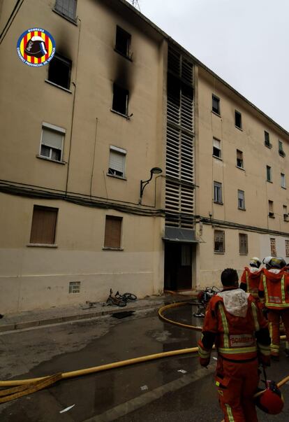 Incendio en una vivienda de Algemesí en una imagen de los Bomberos de Valencia.