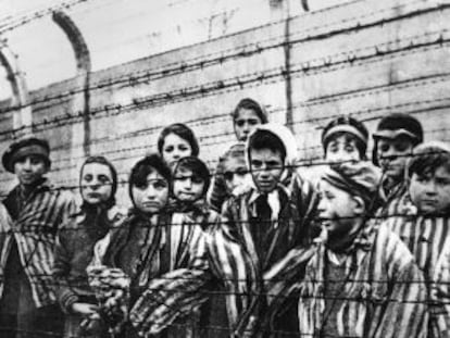 Niños en el campo de Auschwitz.