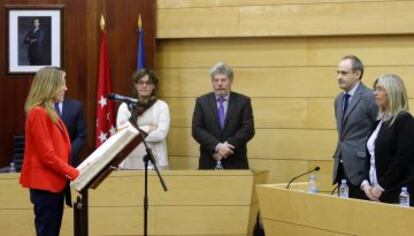 Patricia Arenas en el momento que toma posesión de su acta de concejal en Las Rozas.