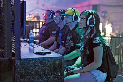 Un grupo de jugadores durante la primera convocatoria internacional de &#39;Call of Duty XP&#39;, dos días de partidas, eventos y conciertos en los que se dieron cita en Los Ángeles 8.500 aficionados.