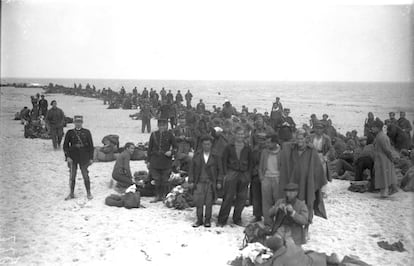 Refugiados republicanos a su llegada en febrero de 1939 a la playa de Argelès-sur-Mer donde luego se levantaría un campo de refugiados. 