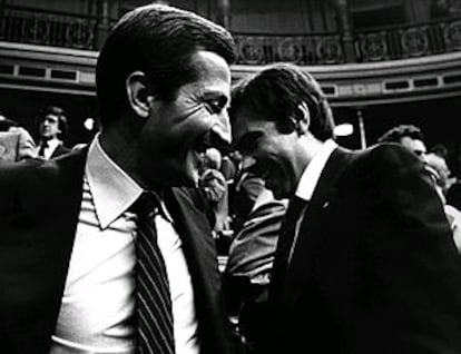 Adolfo Suárez y Felipe González charlan, sonrientes, en el hemiciclo del Congreso de los Diputados en 1977.