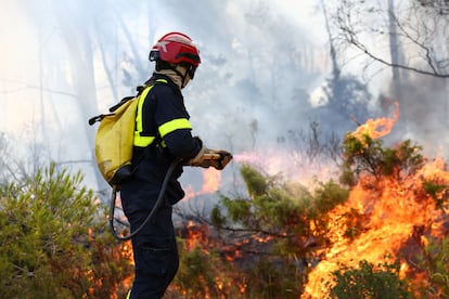Un bombero trabaja para apagar un fuego este jueves en Saint-Laurent-de-la-Cabrerisse.