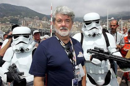 George Lucas posa con soldados de la guardia imperial de <i>La guerra de las galaxias,</i> ayer en Montecarlo.