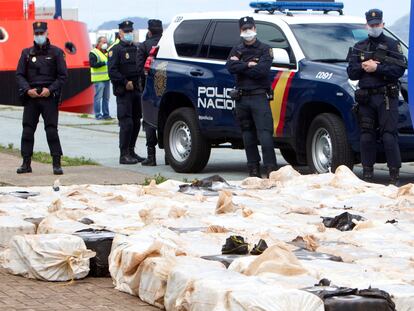 Efectivos policiales custodia un alijo de cocaína intervenido en Galicia.
