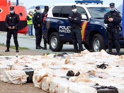 Efectivos policiales muestran las cuatro toneladas de cocaína que han sido incautadas durante una operación contra el narcotráfico en Vigo