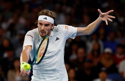 Tsitsipas golpea de revés durante el partido contra Fritz en el último Open de Australia.