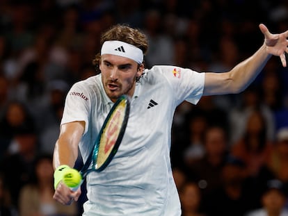 Tsitsipas golpea de revés durante el partido contra Fritz en el último Open de Australia.