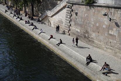 Ciudadanos y visitantes mantienen la distancia social en la orilla del río Sena en París. Francia acumula 182.036 contagios y 28.218 víctimas mortales. Desde el comienzo de la epidemia, Europa suma 173.551 fallecidos.