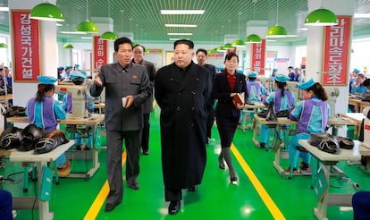 Kim Jong-un visita uma fábrica.