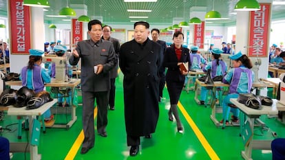 Kim Jong-un visita uma fábrica.