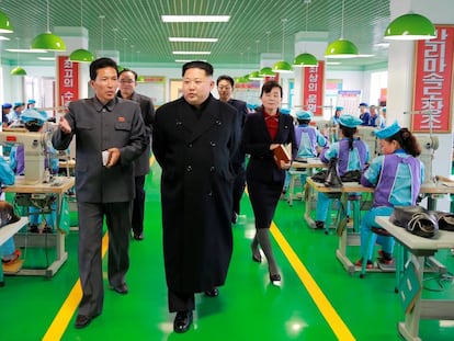 Kim Jong-un visita uma fábrica.