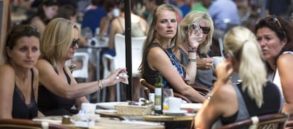 Turistas sentadas en una terraza en Valencia. 