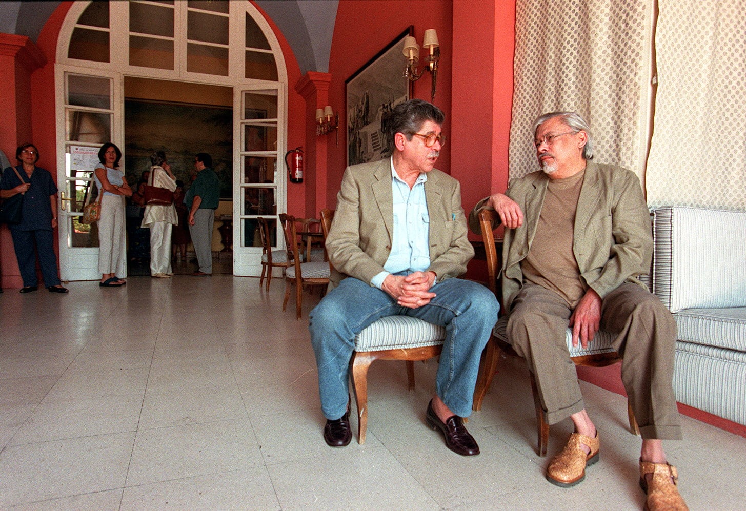Los escritores Alfredo Bryce Echenique (i) y Guillermo Cabrera Infante en un encuentro en El Escorial (Madrid).