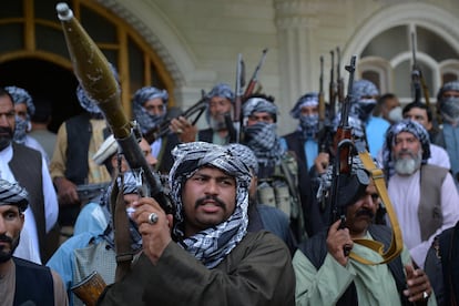 Milicias afganas leales a Ismail Khan, en Herat, este viernes.
